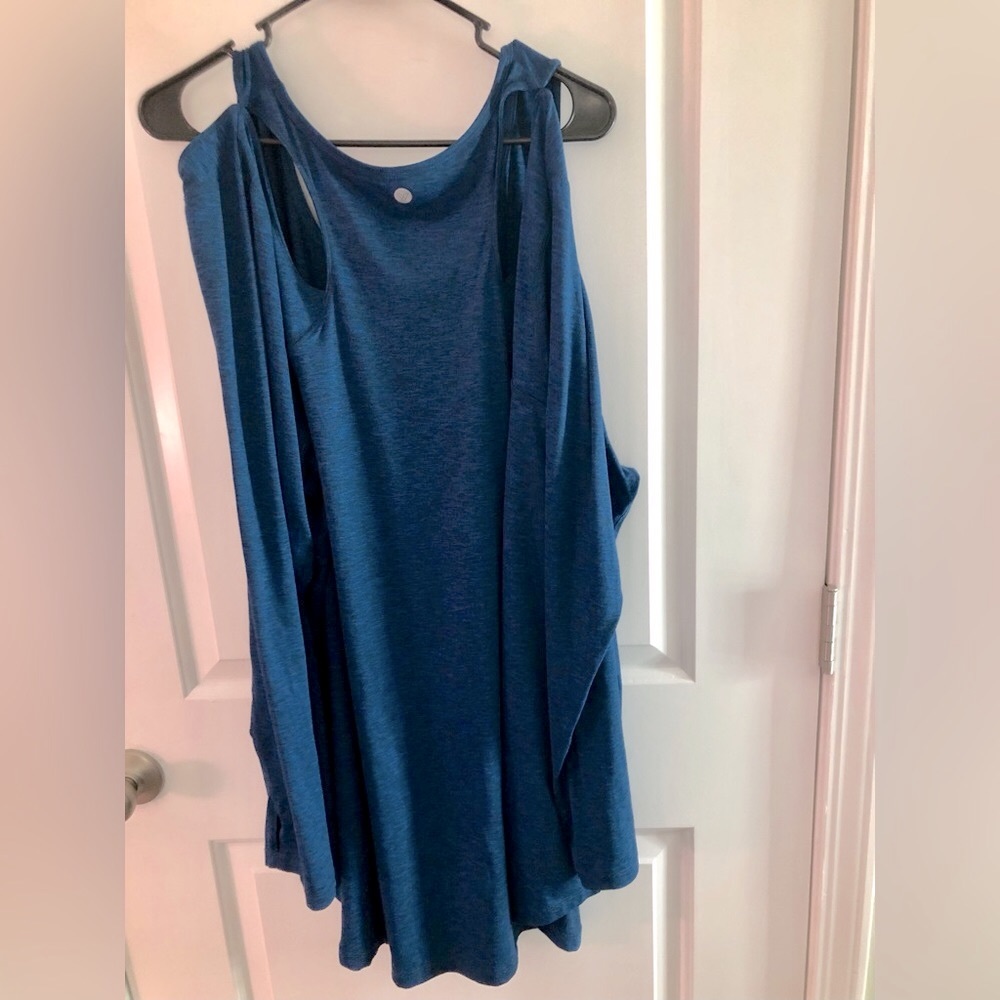 Livi Active / LB sz 26/28 Blue Long Sleeve cold shoulder Athleisure Top